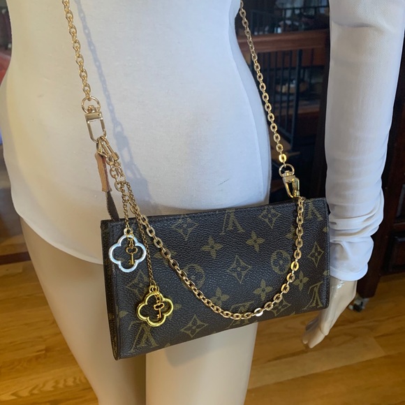 🚫SOLD🚫LV POUCH GM FAB SUPER ATTRACTIVE 7.85”x4.25 😍🔥😍 - Picture 5 of 15